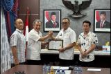 Dewan Kopi Indonesia Provinsi Sumatera Selatan berikan penghargaan kepada Bupati Empat Lawang
