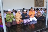 Bupati Situbondo Yusuf Rio Wahyu Prayogo (ketiga kanan) bersama Pengasuh Pondok Pesantren Salafiyah Syafi'iyah Syekh Abdur Qodir Jailani K.H. Muhammad Hasan Nailul Ilmi (ketiga kiri) dan sejumlah kyai serta santri berdoa bersama di Pondok Pesantren Salafiyah Syafi'iyah Syekh Abdur Qodir Jailani, Desa Blimbing, Besuki, Situbondo, Jawa Timur, Kamis (30/10/2025). Kegiatan doa bersama tersebut untuk mendoakan korban meninggal dan selamat akibat ambruknya atap asrama pondok pesantren. Antara Jatim/Seno/um