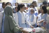 Pembina Solidaritas Perempuan Untuk Indonesia (Seruni) Kabinet Merah Putih Selvi Gibran Rakabuming Raka (tengah) bersama para pendamping pejabat Kabinet Merah Putih melihat produk UMKM di Indramayu, Jawa Barat, Kamis (30/10/2025). Kunjungan yang dilaksanakan bersama para pendamping pejabat Kabinet Merah Putih tersebut untuk memberikan motivasi kepada pelaku UMKM sekaligus melihat langsung produk unggulan Indramayu. ANTARA FOTO/Dedhez Anggara/agr