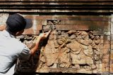 Juru pelihara (jupel) membersihkan ornamen relief Candi Mirigambar di Desa Mirigambar, Tulungagung, Jawa Timur, Kamis (30/10/2025). Pekerjaan pemeliharaan ini menjadi bagian rutin upaya pelestarian cagar budaya candi pemujaan peninggalan zaman Kerajaan Majapahit pada akhir abad XII tersebut. ANTARA Jatim/Destyan Sujarwoko/mas.