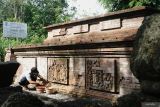 Juru pelihara (jupel) membersihkan ornamen relief Candi Mirigambar di Desa Mirigambar, Tulungagung, Jawa Timur, Kamis (30/10/2025). Pekerjaan pemeliharaan ini menjadi bagian rutin upaya pelestarian cagar budaya candi pemujaan peninggalan zaman Kerajaan Majapahit pada akhir abad XII tersebut. ANTARA Jatim/Destyan Sujarwoko/mas.