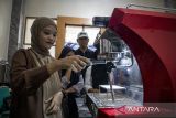 Peserta mengikuti pelatihan menjadi barista kopi saat pelatihan kerja di Unit Pelaksana Teknis Dinas (UPTD) Balai Latihan Kerja (BLK) Kabupaten Bandung Barat, Ngamprah, Kabupaten Bandung Barat, Jawa Barat, Kamis (30/10/2025). Program pelatihan kerja yang digelar selama 20 hari dengan materi pelatihan menjahit, barista kopi, pembuatan roti dan kue itu diikuti oleh 88 peserta yang bertujuan untuk meningkatkan kualitas sumber daya manusia (SDM) sesuai dengan kemampuan serta keahliannya guna mendorong terciptanya lapangan kerja terampil dan mandiri. ANTARA FOTO/Abdan Syakura/agr