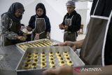 Peserta membuat kue kering saat pelatihan kerja di Unit Pelaksana Teknis Dinas (UPTD) Balai Latihan Kerja (BLK) Kabupaten Bandung Barat, Ngamprah, Kabupaten Bandung Barat, Jawa Barat, Kamis (30/10/2025). Program pelatihan kerja yang digelar selama 20 hari dengan materi pelatihan menjahit, barista kopi, pembuatan roti dan kue itu diikuti oleh 88 peserta yang bertujuan untuk meningkatkan kualitas sumber daya manusia (SDM) sesuai dengan kemampuan serta keahliannya guna mendorong terciptanya lapangan kerja terampil dan mandiri. ANTARA FOTO/Abdan Syakura/agr