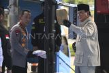 Presiden Prabowo Subianto (kanan) bersama Kapolri Jenderal Pol. Listyo Sigit Prabowo menunjukkan barang bukti narkoba yang akan dimusnahkan di Lapangan Bhayangkara, Mabes Polri, Jakarta, Rabu (29/10/2025). Presiden Prabowo Subianto memimpin pemusnahan barang bukti narkoba sebanyak 214,84 ton senilai Rp29,37 triliun yang diamankan Polri sejak Oktober 2024 hingga Oktober 2025. ANTARA FOTO/Hafidz Mubarak A/nz