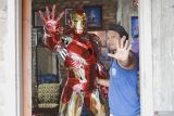 Perajin menunjukkan hasil karya kostum cosplay karakter Iron Man miliknya di Tulungagung, Jawa Timur, Jumat (31/10/2025). Kostum berbahan EVA foam itu dijual dengan harga mulai Rp6 juta hingga Rp12 juta per buah, biasanya untuk memenuhi pesanan kolektor cosplay dari dalam negeri maupun mancanegara seperti Malaysia, Singapura, hingga sejumlah negara di Eropa dan Amerika. Antara Jatim/Destyan Sujarwoko/um