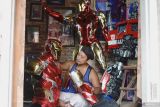 Perajin menyelesaikan pembuatan kostum cosplay karakter Iron Man di Tulungagung, Jawa Timur, Jumat (31/10/2025). Kostum berbahan EVA foam itu dijual dengan harga mulai Rp6 juta hingga Rp12 juta per buah, biasanya untuk memenuhi pesanan kolektor cosplay dari dalam negeri maupun mancanegara seperti Malaysia, Singapura, hingga sejumlah negara di Eropa dan Amerika. Antara Jatim/Destyan Sujarwoko/um