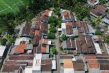 Foto udara kondisi rumah warga yang terendam banjir di Kecamatan Jatiroto, Lumajang, Jawa Timur, Jumat (31/10/2025). Sedikitnya 1.225 rumah warga terdampak banjir setinggi sekitar satu meter akibat luapan Sungai Jatiroto setelah hujan deras mengguyur wilayah tersebut pada Kamis (30/10). ANTARA Jatim/Irfan Sumanjaya/mas.