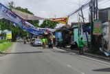 Satpol PP Bantul menertibkan spanduk membahayakan pengguna jalan