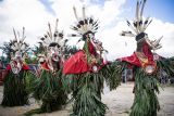 Sejumlah warga adat Dayak Bahau menari saat ritual Hudoq Tahari dalam Festival Budaya Hudoq Bahau Busang 2025 di Dusun Loa Gagak, Desa Loa Duri Kota, Kutai Kartanegara, Kalimantan Timur, Sabtu (1/11/2025). Ritual adat tersebut dilakukan saat masa menugal (masa awal tanam padi) sebagai ungkapan rasa syukur serta memohon kepada sang pencipta agar ladang mereka tidak diganggu roh jahat. Antara Kaltim/M Risyal Hidayat