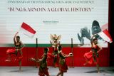 Seniman mementaskan tari bertajuk Grebeg Pancasila sebelum dimulainya seminar internasional peringatan 70 tahun Konfrensi Asia-Afrika (KAA) di kawasan Perpusnas Bung Karno di Blitar, Jawa Timur, Sabtu (1/11/2024). Seminar yang diikuti oleh delegasi perwakilan dari 30 negara Asia dan Afrika tersebut sebagai pengingat bagaimana KAA menjadi momentum kepemimpinan Indonesia bagi dunia, serta sebagai momentum menghidupkan kembali semangat solidaritas dan kemerdekaan bangsa-bangsa Asia dan Afrika yang pernah digelorakan oleh Presiden Sukarno pada KAA pertama di Bandung 1955. Antara Jatim/Irfan Anshori/um