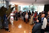 Pustakawan menjelaskan tentang koleksi museum perpustakaan kepada para peserta sebelum dimulainya seminar internasional peringatan 70 tahun Konfrensi Asia-Afrika (KAA) di kawasan Perpusnas Bung Karno di Blitar, Jawa Timur, Sabtu (1/11/2024). Seminar yang diikuti oleh delegasi perwakilan dari 30 negara Asia dan Afrika tersebut sebagai pengingat bagaimana KAA menjadi momentum kepemimpinan Indonesia bagi dunia, serta sebagai momentum menghidupkan kembali semangat solidaritas dan kemerdekaan bangsa-bangsa Asia dan Afrika yang pernah digelorakan oleh Presiden Sukarno pada KAA pertama di Bandung 1955. Antara Jatim/Irfan Anshori/um