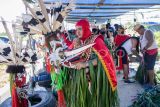 Sejumlah warga adat Dayak Bahau bersiap saat akan mengikuti ritual Hudoq Tahari dalam Festival Budaya Hudoq Bahau Busang 2025 di Dusun Loa Gagak, Desa Loa Duri Kota, Kutai Kartanegara, Kalimantan Timur, Sabtu (1/11/2025). Ritual adat tersebut dilakukan saat masa menugal (masa awal tanam padi) sebagai ungkapan rasa syukur serta memohon kepada sang pencipta agar ladang mereka tidak diganggu roh jahat. Antara Kaltim/M Risyal Hidayat