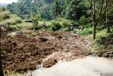 Petugas meninjau kondisi longsor yang menutup akses jalan arteri di Desa Kradinan, Tulungagung, Jawa Timur, Sabtu (1/11/2025). Lereng dengan kemiringan 45 derajat yang dimanfaatkan untuk ladang jagung itu longsor pada Jumat (31/10/2025) sore dan menyebabkan akses jalur Selingkar Wilis Tulungagung-Trenggalek putus total tertutup material longsoran. ANTARA Jatim/Destyan Sujarwoko/mas.