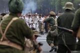 Sejumlah pemain memainkan drama teatrikal pertempuran 10 Nopember 1945 saat Parade Surabaya Juang 2025 di Surabaya, Jawa Timur, Minggu (2/11/2025). Parade Surabaya Juang diikuti sekitar 3.000 peserta dari TNI, Polri, seniman, komunitas pecinta sejarah dan lain-lain untuk memperingati Hari Pahlawan. Antara Jatim/Didik Suhartono/um