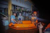 Petugas BPBD Lumajang mengevakuasi warga terdampak banjir menggunakan perahu di Desa Kutorenon, Kecamatan Sukodono, Lumajang, Jawa Timur, Minggu (2/11/2025) dini hari. Badan Penanggulangan Bencana Daerah (BPBD) Lumajang melakukan evakuasi dan pengerahan bantuan logistik untuk warga terdampak banjir setinggi 80 hingga 150 sentimeter akibat cuaca ekstrem hujan disertai angin kencang di wilayah tersebut. ANTARA Jatim/Irfan Sumanjaya/mas.