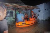 Petugas BPBD Lumajang mengevakuasi warga terdampak banjir menggunakan perahu di Desa Kutorenon, Kecamatan Sukodono, Lumajang, Jawa Timur, Minggu (2/11/2025) dini hari. Badan Penanggulangan Bencana Daerah (BPBD) Lumajang melakukan evakuasi dan pengerahan bantuan logistik untuk warga terdampak banjir setinggi 80 hingga 150 sentimeter akibat cuaca ekstrem hujan disertai angin kencang di wilayah tersebut. ANTARA FOTO/Irfan Sumanjaya/mas.