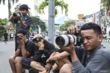  Sejumlah fotografer mengabadikan warga yang berolahraga saat hari bebas kendaraan bermotor (HBKB) di Ternate, Maluku Utara, Minggu  Sejumlah fotografer mengabadikan warga yang berolahraga saat hari bebas kendaraan bermotor (HBKB) di Ternate, Maluku Utara, Minggu (2/11/2025). Kemkomdigi mengingatkan pengambilan foto di ruang publik mengutamakan etika dan wajib mematuhi ketentuan dalam Undang-Undang Nomor 27 Tahun 2022 tentang Pelindungan Data Pribadi (UU PDP). Antara News Maluku/Andri Saputra/IWY