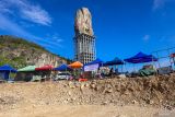 Sejumlah warga mengunjungi Monumen Reog Ponorogo di Sampung, Ponorogo , Jawa Timur, Minggu (2/11/2025). Saat libur akhir pekan Monumen Reog Ponorogo setinggi 126 meter itu dikunjungi ratusan wisatawan dari berbagai daerah meskipun seluruh proyek kawasan wisata terpadu Monumen Reog dan Museum Peradaban (MRMP) belum rampung. ANTARA Jatim/Muhammad Mada/mas.