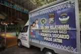 Mobil box mendistribusikan makanan untuk program makan bergizi gratis hasil olahan Satuan Pelayanan Pemenuhan Gizi (SPPG) Polresta Sidoarjo di SMPN 3 Porong, Sidoarjo, Jawa Timur, Senin (3/11/2025). SPPG Polri Polresta Sidoarjo saat ini melayani total penerima manfaat sebanyak 3.300 siswa/siswi di Sidoarjo guna mendukung peningkatan kualitas generasi muda khususnya dalam aspek kesehatan makanan dan kecukupan gizi. Antara Jatim/Umarul Faruq