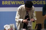 Barista mengikuti kompetisi menyeduh kopi dalam festival bertajuk Artcofest di Auditorium Universitas Brawijaya, Malang, Jawa Timur, Senin (3/11/2025). Selain menampilkan pameran yang diikuti 35 pelaku usaha dan petani kopi dari lereng Gunung Kawi, Arjuno, dan Welirang, festival tersebut juga dimeriahkan dengan kompetisi menyeduh kopi untuk memperkenalkan kopi lokal serta mendorong perekonomian daerah melalui peningkatan nilai jual produk kopi. Antara Jatim/Ari Bowo Sucipto/um