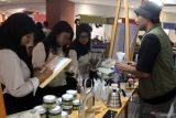 Pelaku usaha kopi menunjukkan berbagai olahan kopi pada pengunjung dalam festival bertajuk Artcofest di Auditorium Universitas Brawijaya, Malang, Jawa Timur, Senin (3/11/2025). Selain menampilkan pameran yang diikuti 35 pelaku usaha dan petani kopi dari lereng Gunung Kawi, Arjuno, dan Welirang, festival tersebut juga dimeriahkan dengan kompetisi menyeduh kopi untuk memperkenalkan kopi lokal serta mendorong perekonomian daerah melalui peningkatan nilai jual produk kopi. Antara Jatim/Ari Bowo Sucipto/um