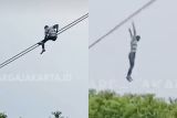 Ingin cari perhatian, pria nekat bergelantung di kabel udara
