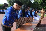 Sejumlah Pegawai Pemerintah Dengan Perjanjian Kerja (PPPK) bersiap menandatangani Surat Keputusan saat mengikuti upacara di Kantor Gubernur Aceh, Banda Aceh, Senin (3/11/2025). Pemerintah provinsi Aceh menyerahkan Surat Keputusan (SK) pengangkatan kepada 1.137 Pegawai Pemerintah dengan Perjanjian Kerja (PPPK) tahap II formasi tahun anggaran 2024 yang terdiri dari sebanyak 605 tenaga teknis, 525 tenaga guru dan 7 orang  tenaga kesehatan. ANTARA FOTO/Ampelsa.