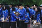 Sejumlah Pegawai Pemerintah Dengan Perjanjian Kerja (PPPK) mengikuti  upacara di Kantor Gubernur Aceh, Banda Aceh, Senin (3/11/2025). Pemerintah provinsi Aceh menyerahkan Surat Keputusan (SK) pengangkatan kepada 1.137 Pegawai Pemerintah dengan Perjanjian Kerja (PPPK) tahap II formasi tahun anggaran 2024 yang terdiri dari sebanyak 605 tenaga teknis, 525 tenaga guru dan 7 orang  tenaga kesehatan. ANTARA FOTO/Ampelsa.
