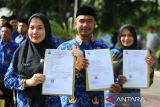 Tiga Pegawai Pemerintah Dengan Perjanjian Kerja (PPPK) memperlihat surat keputusan pengangkatan seusai mengikuti upacara di Kantor Gubernur Aceh, Banda Aceh, Senin (3/11/2025). Pemerintah provinsi Aceh menyerahkan Surat Keputusan (SK) pengangkatan kepada 1.137 Pegawai Pemerintah dengan Perjanjian Kerja (PPPK) tahap II formasi tahun anggaran 2024 yang terdiri dari sebanyak 605 tenaga teknis, 525 tenaga guru dan 7 orang  tenaga kesehatan. ANTARA FOTO/Ampelsa.
