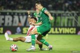 Pesepak bola Persebaya Surabaya Bruno Moreira (kanan) berusaha melewati adangan pesepak bola Persis Solo Giovani Numberi (kiri) pada pertandingan BRI Super League di Stadion Gelora Bung Tomo, Surabaya, Jawa Timur, Minggu (2/11/2025). Persebaya Surabaya mengalahkan Persis Solo dengan skor 2-1. ANTARA Jatim/Rizal Hanafi/mas.