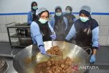 Pekerja memasak makanan untuk program makan bergizi gratis (MBG) di Dapur SPPG Kemala Bhayangkari Polres Ciamis, Kabupaten Ciamis, Jawa Barat, Senin (3/11/2025). Polri menargetkan pembangunan 1.500 sentra pelayanan pangan gratis di seluruh Indonesia dari total 672 SPPG yang telah beroperasi, dengan estimasi penerima manfaat 2,35 juta orang serta menyerap 33.600 tenaga kerja dalam mendukung program makan bergizi gratis. ANTARA FOTO/Adeng Bustomi/agr