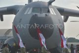 Prajurit TNI mengangkut Bendera Merah Putih di samping Pesawat Airbus A400M untuk kegiatan seremonial di Lanud Halim Perdanakusuma, Jakarta Timur, Senin (3/11/2025). Pesawat angkut Airbus A400M merupakan alutsista TNI Angkatan Udara yang dapat mengangkut barang berdimensi besar dimana pesawat tersebut menempuh perjalanan ke Indonesia selama tiga hari dari Sevilla, Spanyol. ANTARA FOTO/Fakhri Hermansyah/bar