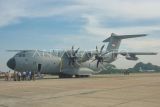 Prajurit TNI AU mengamati Pesawat Airbus A400M yang mendarat di Lanud Halim Perdanakusuma, Jakarta Timur, Senin (3/11/2025). Pesawat angkut Airbus A400M merupakan alutsista TNI Angkatan Udara yang dapat mengangkut barang berdimensi besar dimana pesawat tersebut menempuh perjalanan ke Indonesia selama tiga hari dari Sevilla, Spanyol. ANTARA FOTO/Fakhri Hermansyah/bar