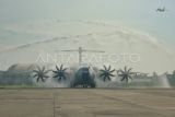 Pesawat Airbus A400M mengikuti prosesi penyemprotan air saat mendarat di Lanud Halim Perdanakusuma, Jakarta Timur, Senin (3/11/2025). Pesawat angkut Airbus A400M merupakan alutsista TNI Angkatan Udara yang dapat mengangkut barang berdimensi besar dimana pesawat tersebut menempuh perjalanan ke Indonesia selama tiga hari dari Sevilla, Spanyol. ANTARA FOTO/Fakhri Hermansyah/bar