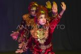 Penari Sanggar SMAN 12 Muaro Jambi menampilkan Tari Bakung Tuo pada Festival Tari di Taman Budaya Jambi, Jambi, Senin (3/11/2025). Kegiatan yang digelar 3-4 November 2025 dan diikuti 20 lebih sanggar dari kategori pelajar dan umum se-Provinsi Jambi dengan tema permainan rakyat itu bertujuan melestarikan kebudayaan. ANTARA FOTO/Wahdi Septiawan/bar