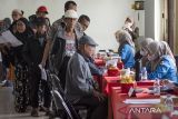 Warga antre menjalani cek kesehatan gratis saat bakti sosial HUT ke-80 Komlekad di Pusat Pendidikan (Pusdik) Komunikasi dan Elektronika TNI Angkatan Darat (Komlekad), Kota Cimahi, Jawa Barat, Selasa (4/11/2025). Pusat Komunikasi dan Elektronika TNI Angkatan Darat menggelar bakti sosial dengan memberikan layanan cek kesehatan gratis, pembagian sembako, dan makan siang gratis bagi masyarakat dalam rangka memperingati HUT ke-80 Komlekad. ANTARA FOTO/Abdan Syakura/agr
