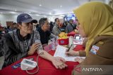 Warga menjalani cek kesehatan gratis saat bakti sosial HUT Ke-80 Komlekad di Pusat Pendidikan (Pusdik) Komunikasi dan Elektronika TNI Angkatan Darat (Komlekad), Kota Cimahi, Jawa Barat, Selasa (4/11/2025). Pusat Komunikasi dan Elektronika TNI Angkatan Darat menggelar bakti sosial dengan memberikan layanan cek kesehatan gratis, pembagian sembako, dan makan siang gratis bagi masyarakat dalam rangka memperingati HUT ke-80 Komlekad. ANTARA FOTO/Abdan Syakura/agr
