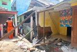 Lima rumah di Makasar Jakarta ambruk akibat abrasi saluran air