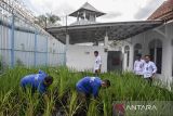 Warga binaan merawat padi organik menggunakan media polybag di Lapas Kelas IIB Ciamis, Jawa Barat, Selasa (4/11/2025). Lapas Kelas IIB Ciamis memberdayakan warga binaan untuk menanam sayuran, padi organik dan ikan lele bioflok dilahan terbatas sebagai upaya menjalankan program ketahanan pangan dalam rangka memenuhi sedikitnya 25 persen kebutuhan bahan pangan bagi 310 warga binaan. ANTARA FOTO/Adeng Bustomi/agr