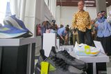 Menteri Perindustrian Agus Gumiwang Kartasasmita (kedua kanan) melhat produk alas kaki lokal saat peresmian Gedung Balai Pemberdayaan Industri Persepatuan Indonesia (BPIPI) di Sidoarjo, Jawa Timur, Selasa (4/11/2025). Kementerian Perindustrian membangun Gedung BPIPI untuk memberikan manfaat optimal dengan menciptakan lingkungan kerja yang sehat, workshop yang nyaman sehingga dapat mendukung inovasi layanan publik dan meningkatkan kreativitas dalam pengembangan produk IKM alas kaki yang mengalami peningkatan signifikan dalam beberapa tahun terakhir yang turut menyumbang perekonomian nasional. Antara Jatim/Umarul Faruq