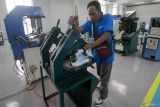 Peserta workshop menyelesaikan alas kaki lokal saat peresmian Gedung Balai Pemberdayaan Industri Persepatuan Indonesia (BPIPI) di Sidoarjo, Jawa Timur, Selasa (4/11/2025). Kementerian Perindustrian membangun Gedung BPIPI untuk memberikan manfaat optimal dengan menciptakan lingkungan kerja yang sehat, workshop yang nyaman sehingga dapat mendukung inovasi layanan publik dan meningkatkan kreativitas dalam pengembangan produk IKM alas kaki yang mengalami peningkatan signifikan dalam beberapa tahun terakhir yang turut menyumbang perekonomian nasional. Antara Jatim/Umarul Faruq