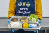 Pekerja memperlihatkan paket menu nasi gemuk untuk pelaksanaan program Makan Bergizi Gratis (MBG) di dapur Satuan Pelayanan Pemenuhan Gizi (SPPG) Polda Jambi, Jambi, Selasa (4/11/2025). SPPG Polda Jambi yang telah melayani 20 sekolah di daerah itu mendistribusikan paket menu nasi gemuk yang merupakan salah satu makanan khas daerah itu. ANTARA FOTO/Wahdi Septiawan/rwa.