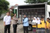 Kabag SDM Polrestabes Medan Kompol Ramauli Tampubolon (kedua kiri) bersama Kepala Satuan Pelayanan Pemenuhan Gizi (SPPG) Polrestabes Medan Adi Teguh Santoso (kiri) memberikan makanan bergizi gratis kepada siswa saat  pelaksanaan program Makan Bergizi Gratis di SDN 064976, Tembung, KotaMedan,  Sumatera Utara,  Selasa (4/11/2025). SPPG Polrestabes Medan mendistribusikan sebanyak 3.960 porsi makan bergizi gratis untuk siswa SD di 14 sekolah serta balita, ibu hamil dan ibu menyusui.ANTARA/Yudi Manar
