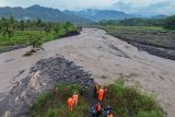 Foto udara petugas meninjau kondisi lahar hujan Gunung Semeru yang meluap dari Sungai Regoyo di Desa Gondoruso, Kecamatan Pasirian, Lumajang, Jawa Timur, Rabu (5/11/2025). Lahar hujan yang tercatat mencapai 38 milimeter tersebut menyebabkan tanggul sepanjang 150 meter jebol dan memutus akses jalan menuju permukiman tiga dusun, sehingga sekitar 300 kepala keluarga terisolasi. ANTARA Jatim/Irfan Sumanjaya/mas.
