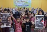 Siswa bersama anggota komunitas Aku Temanmu menunjukkan poster saat kampanye edukasi cegah kekerasan seksual di SD Negeri Kasemen, Kota Serang, Banten, Rabu (5/11/2025). Kegiatan tersebut bertujuan untuk memberikan edukasi seksual terhadap siswa dalam rangka meningkatkan kesadaran tentang mencegah pelecehan seksual sejak dini. ANTARA FOTO/Muhammad Bagus Khoirunas/gp
