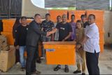 Waket DPRD Kotim salurkan bantuan kotak pendingin ikan untuk nelayan