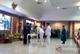 Gubernur Kepulauan Bangka Belitung, Hidayat Arsani melantik Bupati dan Wakil Bupati Bangka, Fery Insani - Syahbudin di ruang Pasir Padi Kantor Gubernur Babel, Rabu (5/11/2025). (ANTARA/Elza Elvia)