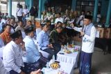 Menteri Koordinator Bidang Pangan (Menko Pangan) Zulkifli Hasan (kanan) menghadiri rembuk tani di Desa Taman, Grujugan, Bondowoso, Jawa Timur, Rabu (5/11/2025). Dalam kunjungan itu Zulkifli Hasan meninjau langsung implementasi kebijakan pemerintah yang telah menurunkan harga eceran tertinggi (HET) pupuk subsidi di kios pupuk. ANTARA Jatim/Seno/mas.