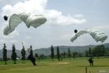 Pasukan penerjun mendarat tepat di lapangan Desa Sodo, Pakel, Tulungagung, Jawa Timur, Selasa (4/11/2025). Aksi terjun payung dalam latihan intersepsi pasukan ini bagian dari simulasi serangan udara ke darat (air to ground strike) yang digelar TNI AU dalam rangkaian Mission Oriented Training (MOT) 2025 yang berlangsung mulai 25 Oktober hingga 6 November 2025. ANTARA Jatim/Destyan Sujarwoko/mas.