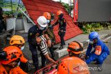 Tim SAR menggotong korban bencana alam dari rumah yang hancur saat mengikuti simulasi tanggap bencana di Jalan Diponegoro, Bandung, Jawa Barat, Rabu (5/11/2025). Pemprov Jawa Barat bersama Polda Jabar dan BPBD menggelar simulasi tanggap bencana yang ditujukan untuk melatih kemampuan petugas penyelamat dalam menghadapi potensi bencana di wilayah Jawa Barat. ANTARA FOTO/Raisan Al Farisi/agr